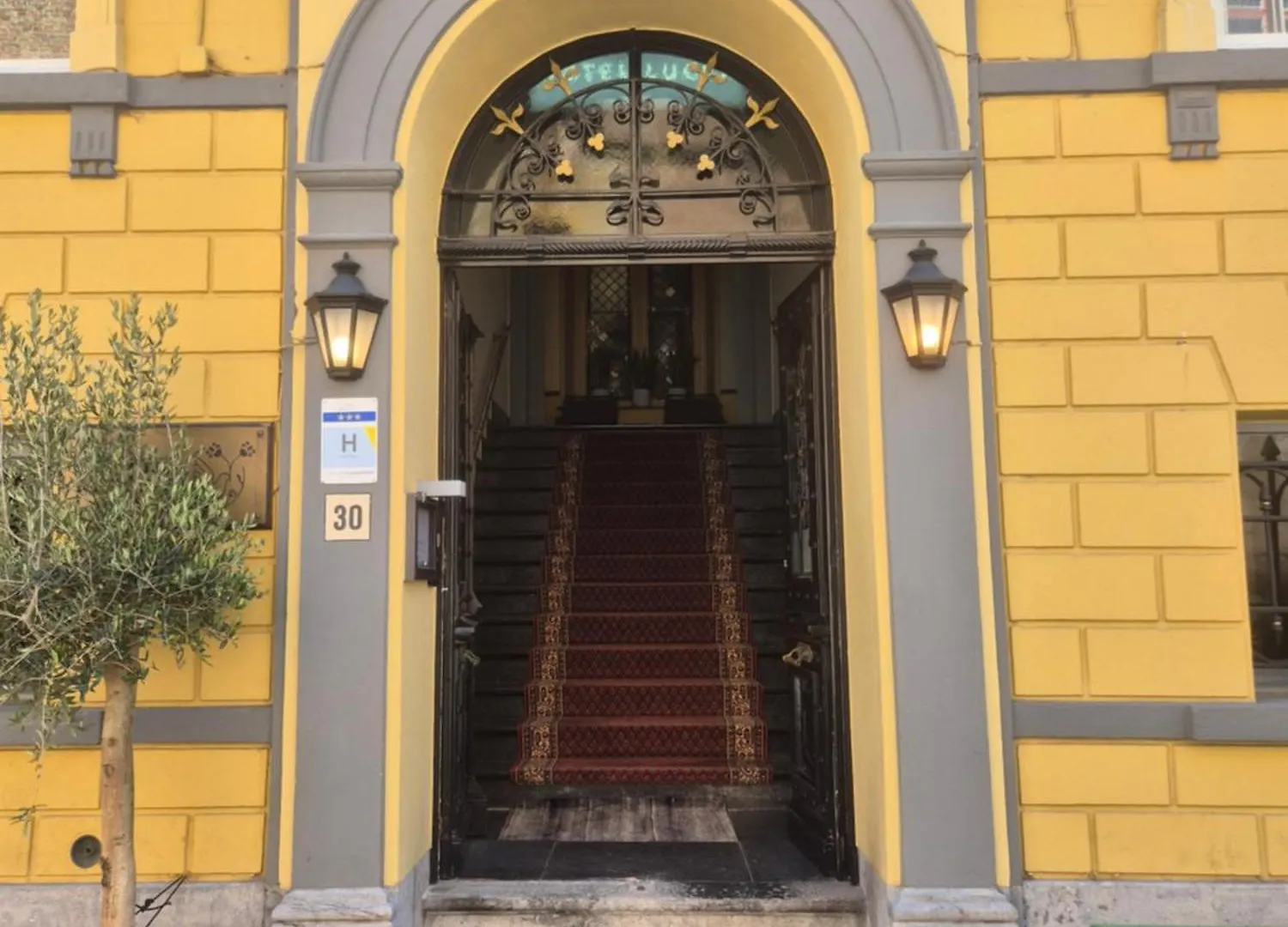***  ברוז' Hotel Lucca בלגיה